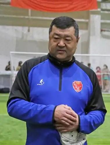 原辽宁东药足球队队员徐晖，如今加盟了大连可为足球俱乐部，担任技术顾问。此前他处于