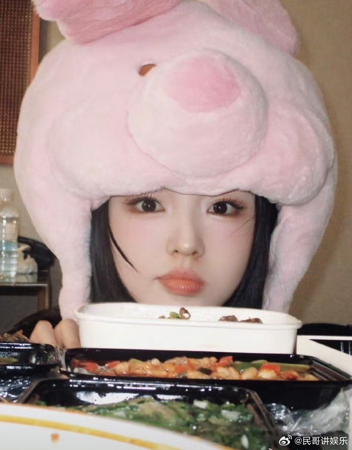 李柯以台上御姐台下甜妹 剧中是冷静迷人的强者形象，剧外是甜萌的可爱少女，李柯以双