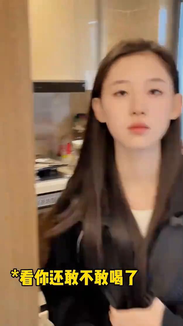 生个女儿吧，管你老公的那种。气势汹汹，抢走酒杯，全倒了，看你还敢不敢喝了，一整瓶