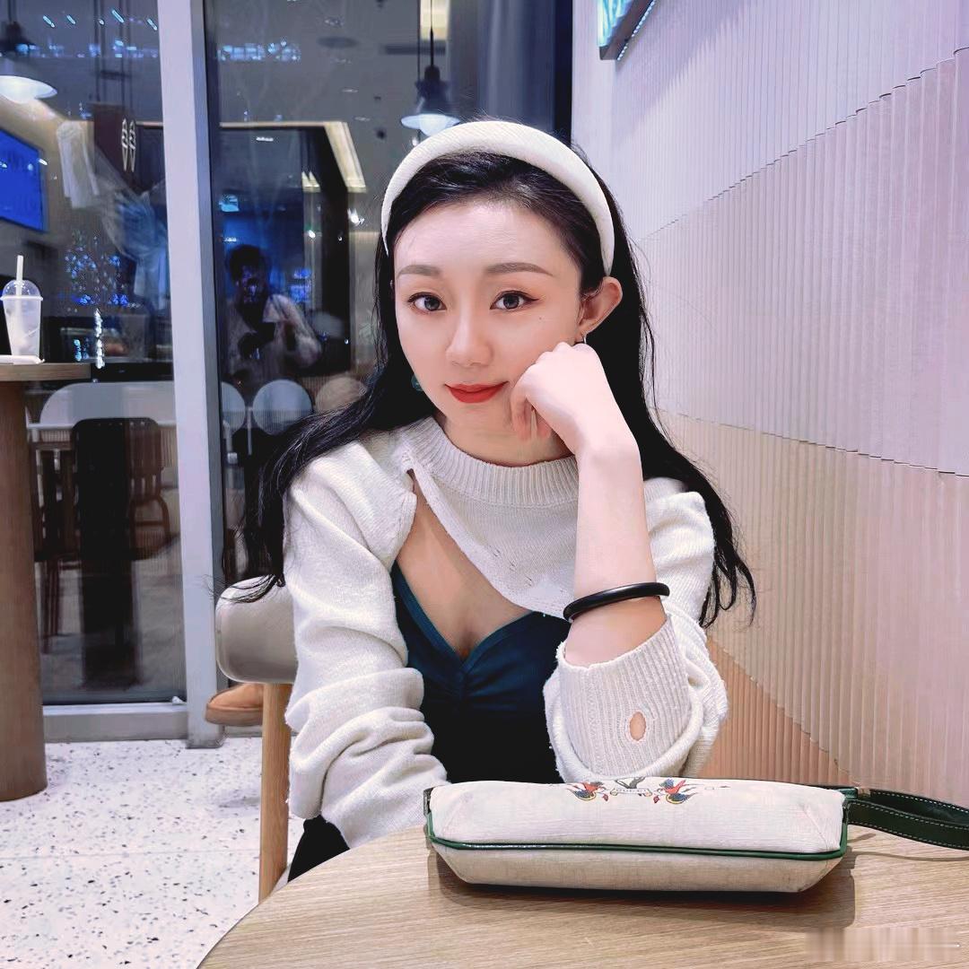 认知的高度决定两个人能否同频人性的底色决定一个人是否懂得感恩一开始倾尽真心对某个