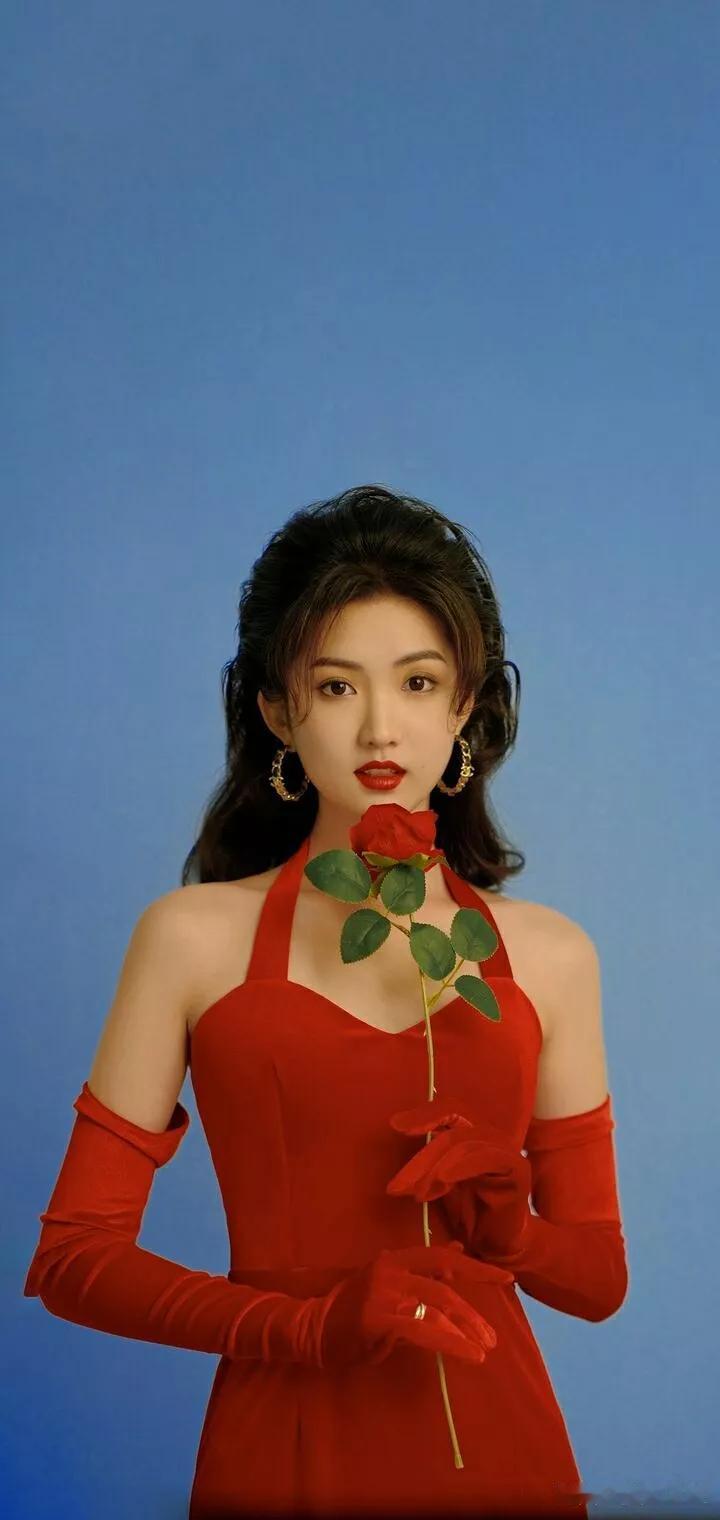 复古红裙，玫瑰相伴，优雅迷人。吊带红裙有多美 红裙佳丽