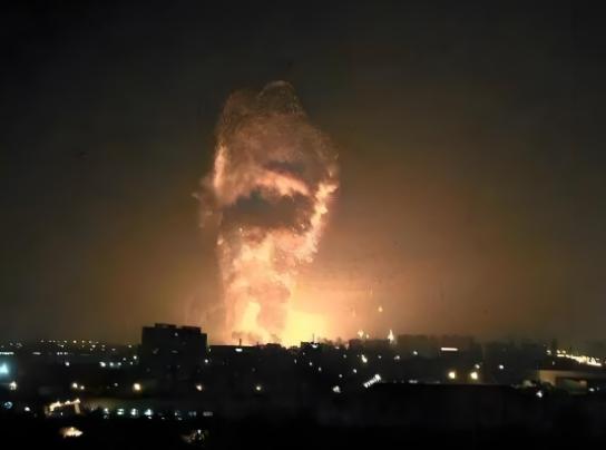 阿富汗刚刚请求停火，巴基斯坦国防部长三个字打回去：不停，打。战机越过边境线直接把