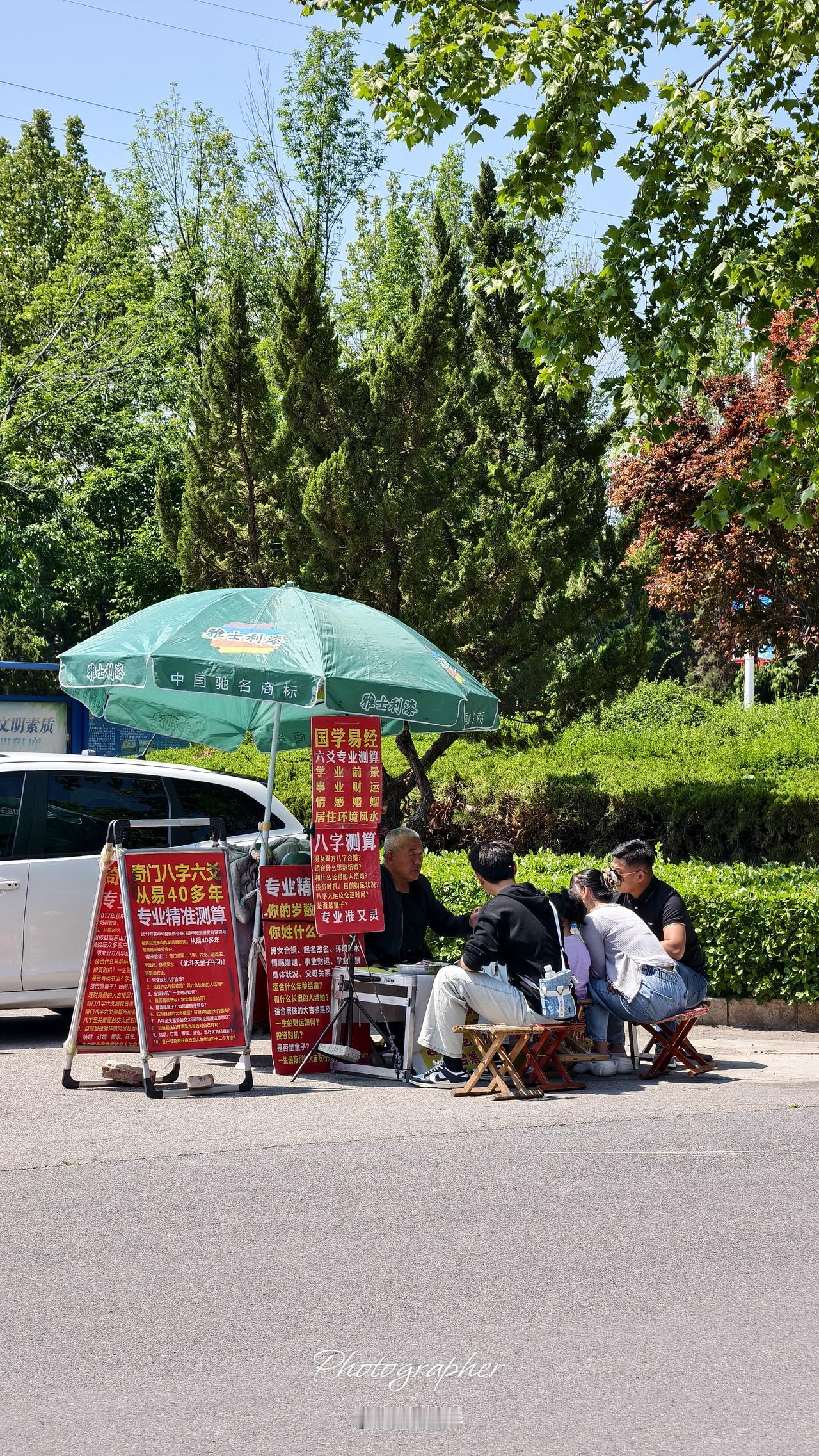 国学易经为何愈发流行？
 
近年来，国学经典《易经》热度持续攀升，成为大众文化焦