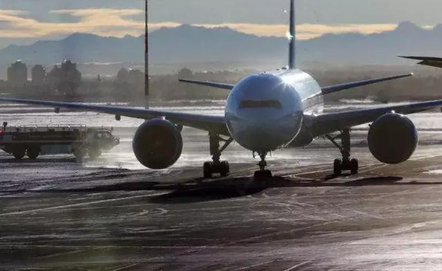 航空史上的奇迹，梁万俊这次飞行经历堪称传奇！当时他驾驶的飞机在空中突然没油了，这