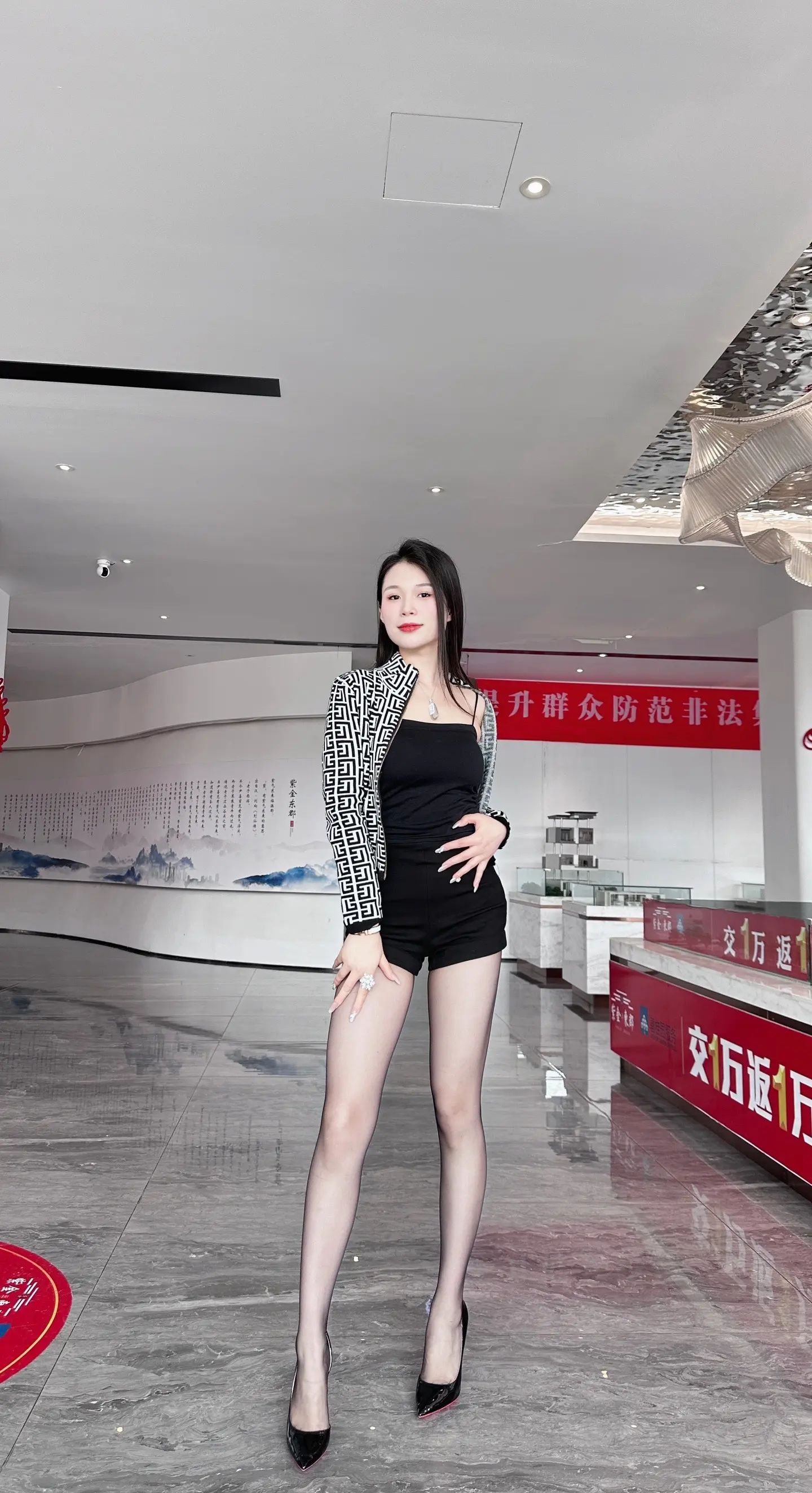 不要在意别人背后怎么议论你 每个人的认知不一样 而诋毁本身就是一种仰望