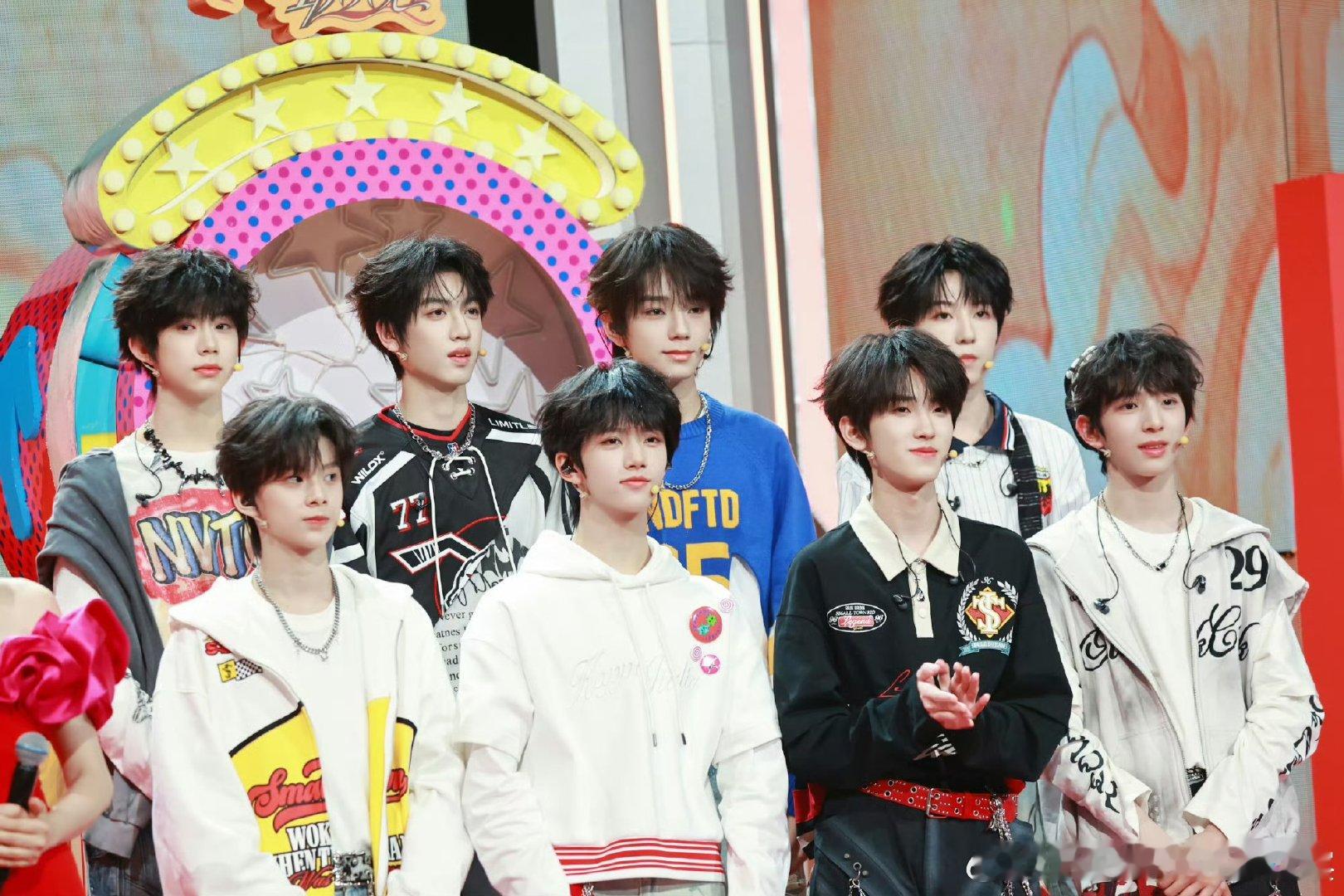 tf四代川渝春晚录制合照tf四代川渝春晚的大合照tf四代川渝春晚的大合照 