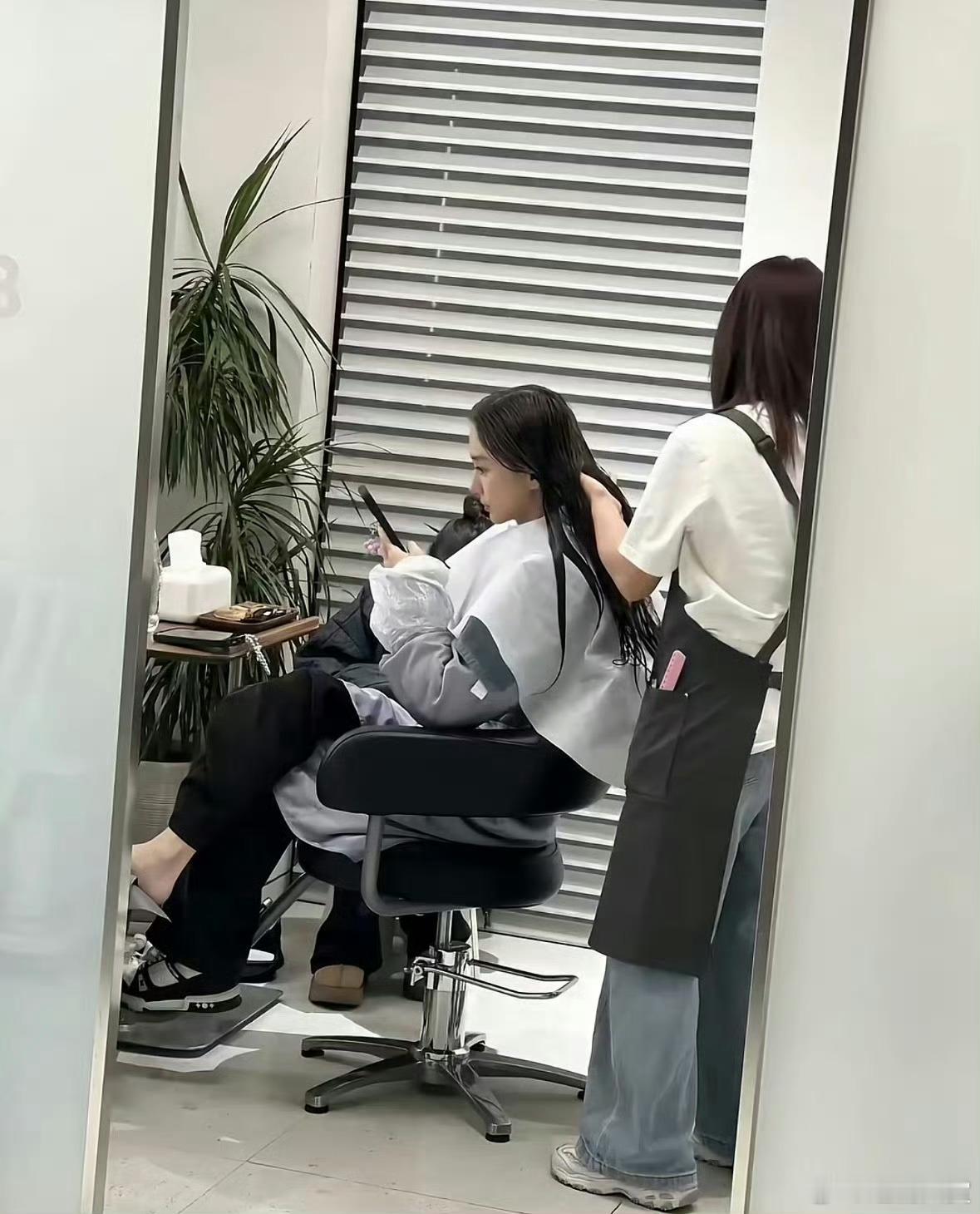 Angelababy染黑发了！完全女神！蹲一下有没有红毯