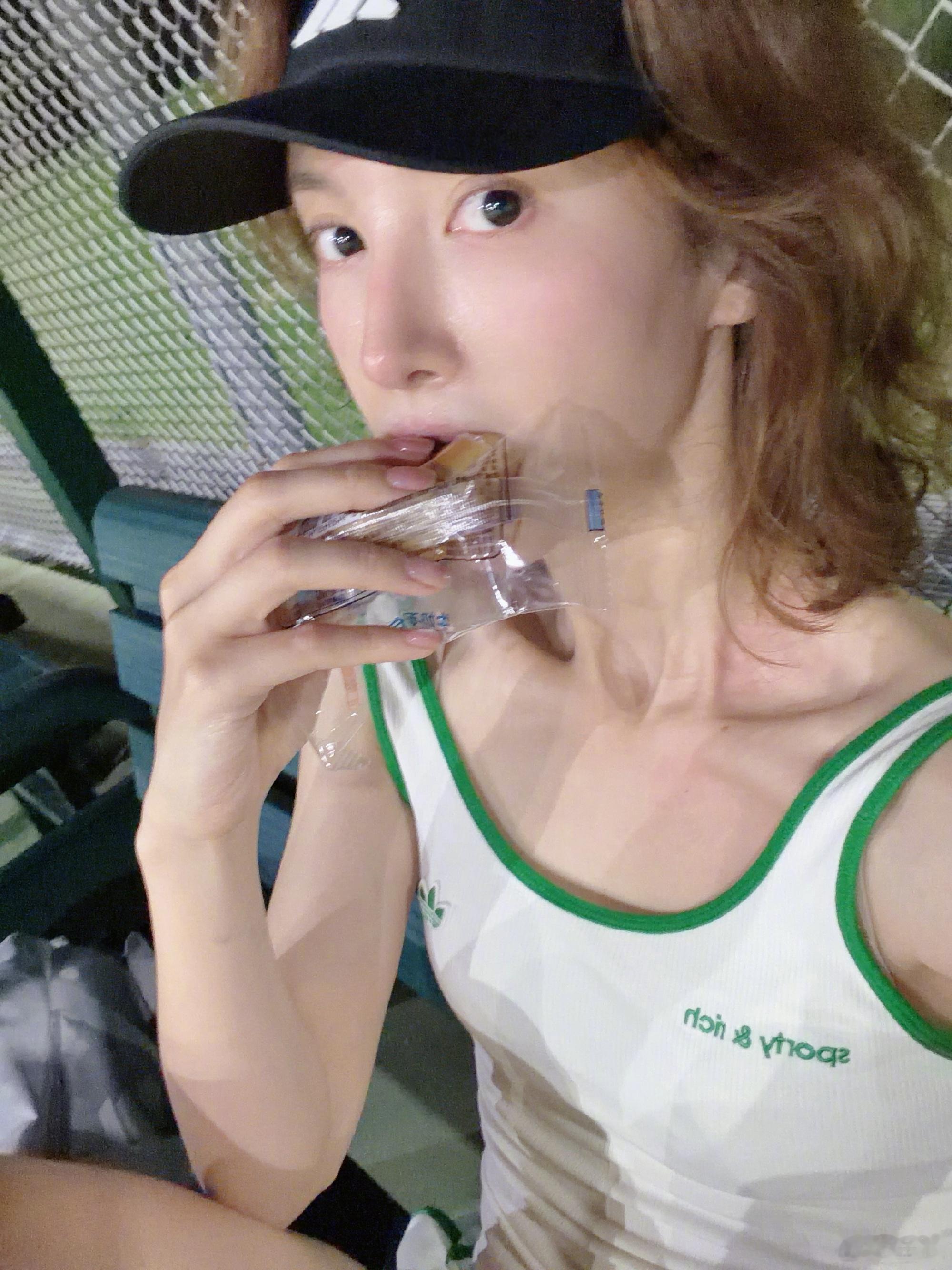 金晨私照美翻了，原来还是个小吃货呀