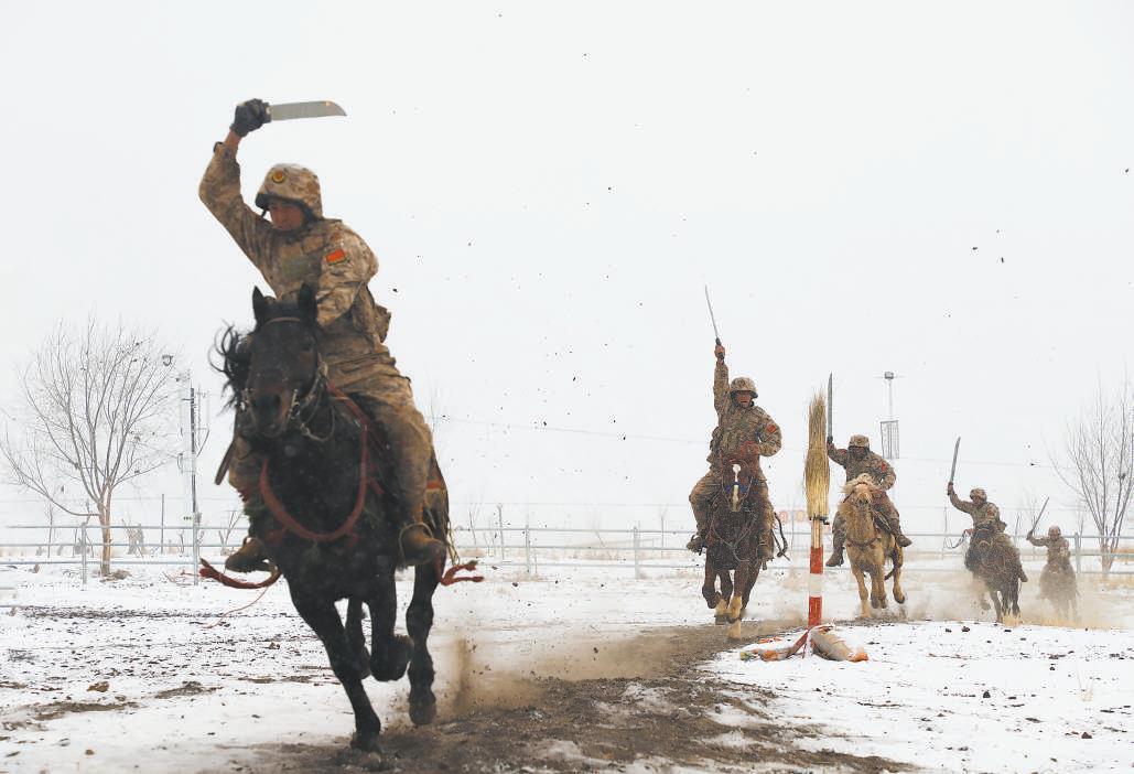 连日来，新疆拜城县人武部组织老虎台民兵骑兵连进行战术训练。邱天伦摄（中国国防报）