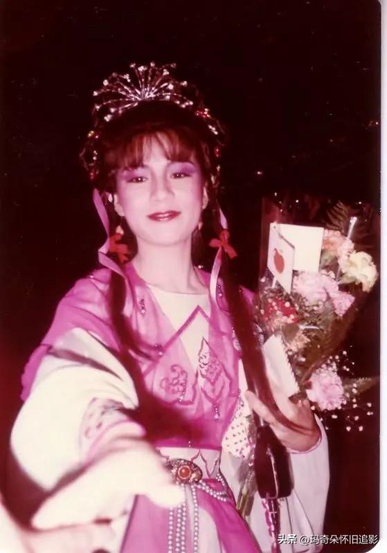 翁美玲泰国行！万人空巷看美玲📽️
📸翻阅一组阿翁泰国之行的照片
瞬间穿越回港