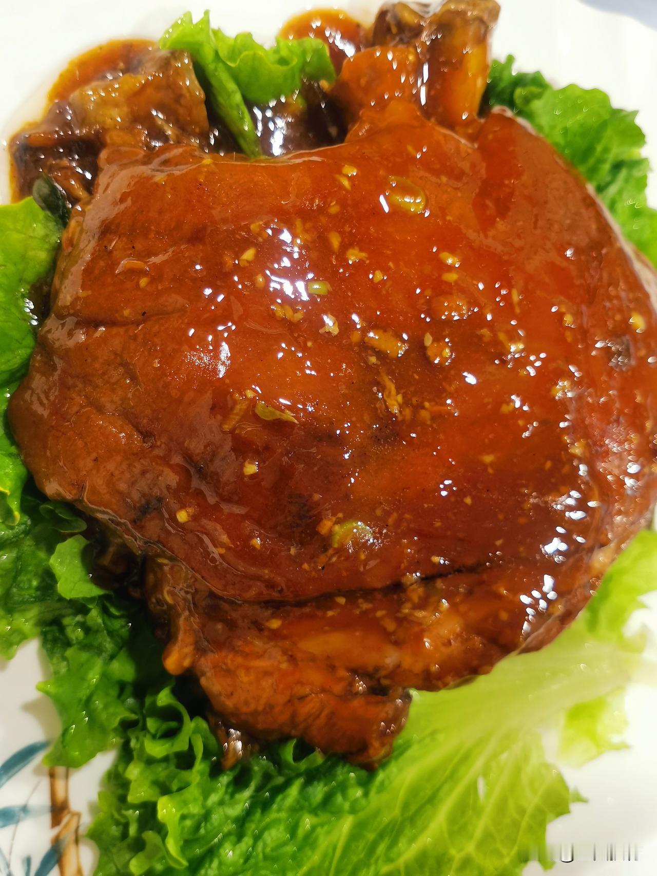 嗐！说起马年这顿年夜饭，那叫一个扎实又热闹！
桌中间，两大盘刚出锅的饺子，白白胖