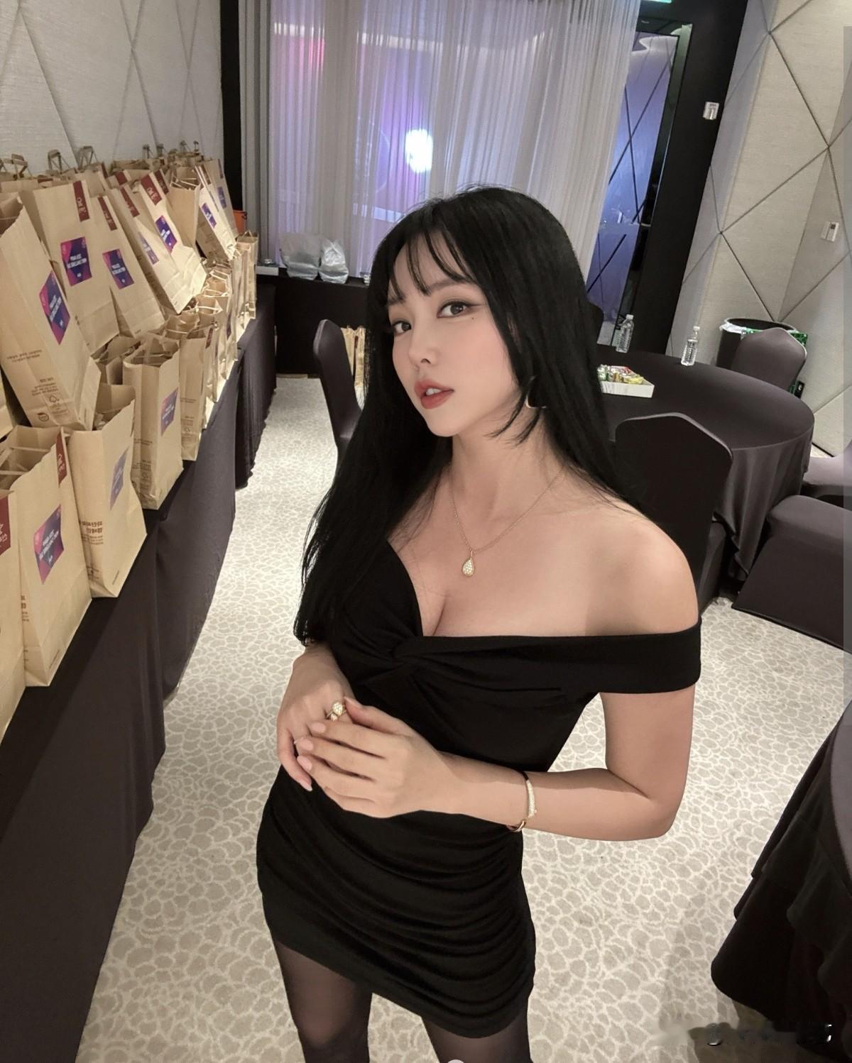 近日，歌手洪真英在自己的Instagram上传了多张照片。公开的照片中，洪真英身