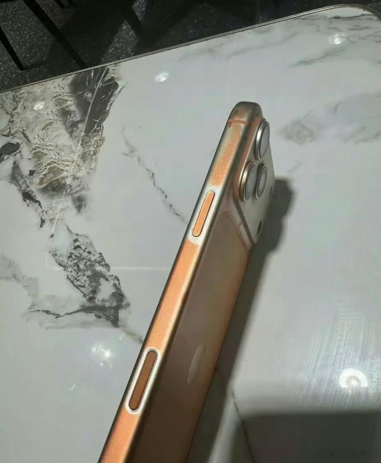 湿巾能把金属阳极氧化工艺擦成这样？莫不是砂纸吧。。。而且看图更像是银色机身喷了些