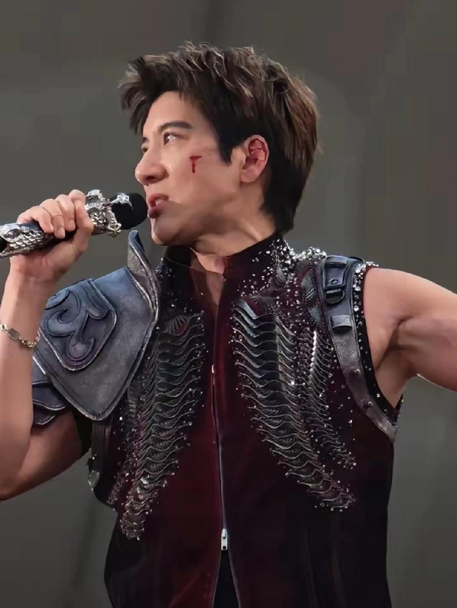 突发意外！王力宏演唱会重重摔倒，耳脸流血疑似骨折，带伤坚持唱完全场
 
    