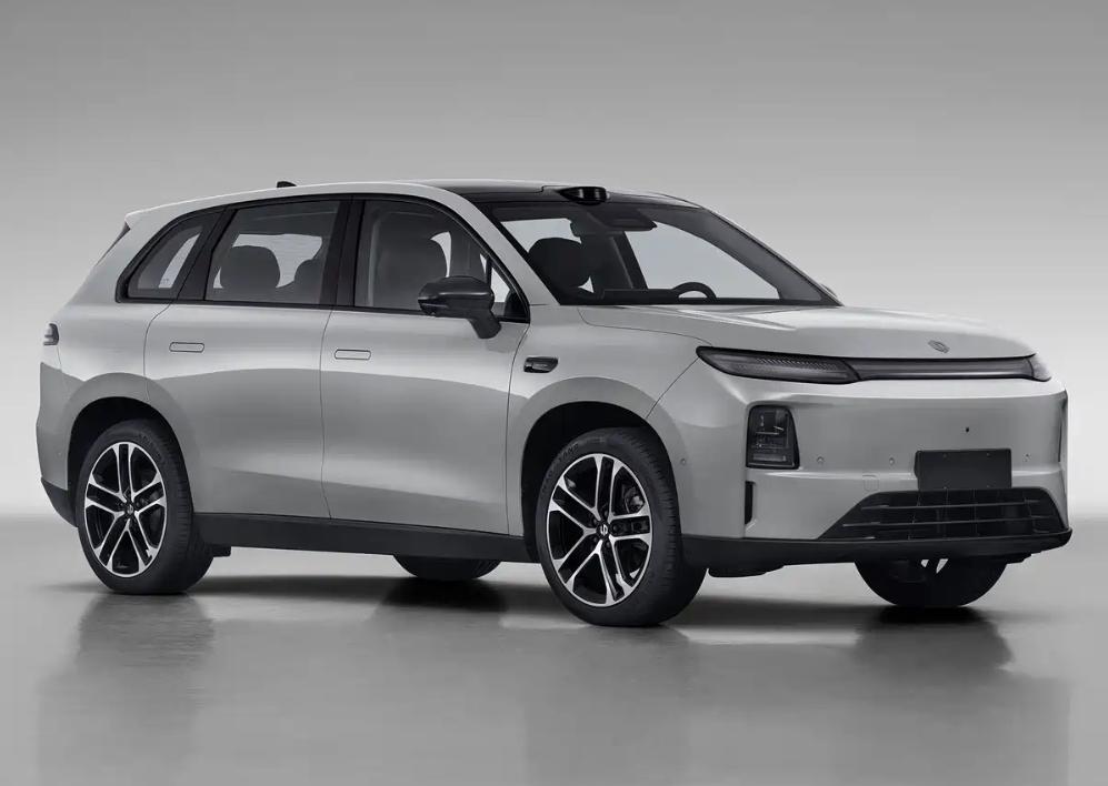 【新款零跑C10申报，造型大变配分体灯组】
日前，汽车焦点从工信部获悉新款零跑C