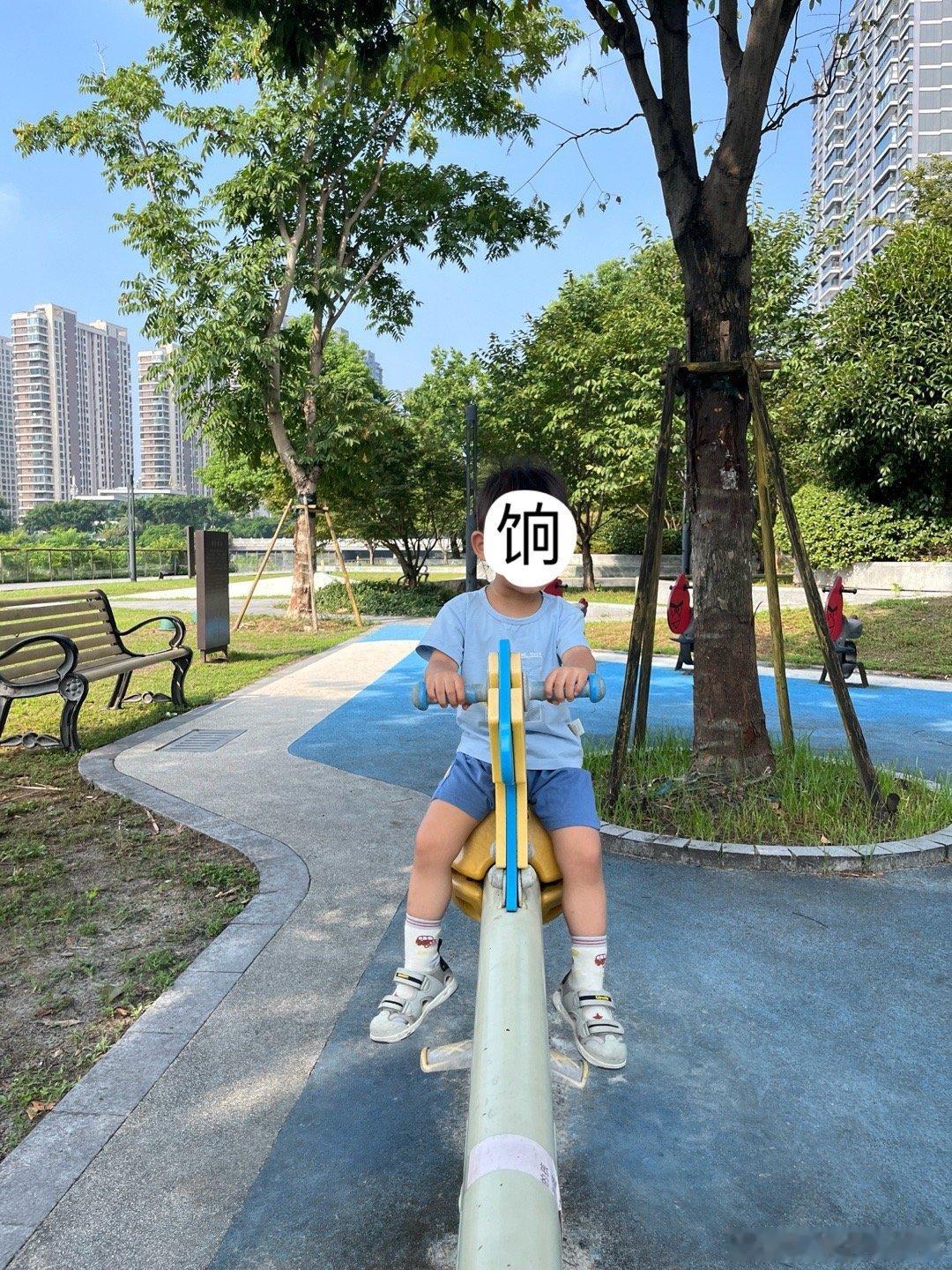 8点起来空腹出去玩，遛了四个公园，满身大汗只给喝点白开水，就这还不肯回家。骂回家