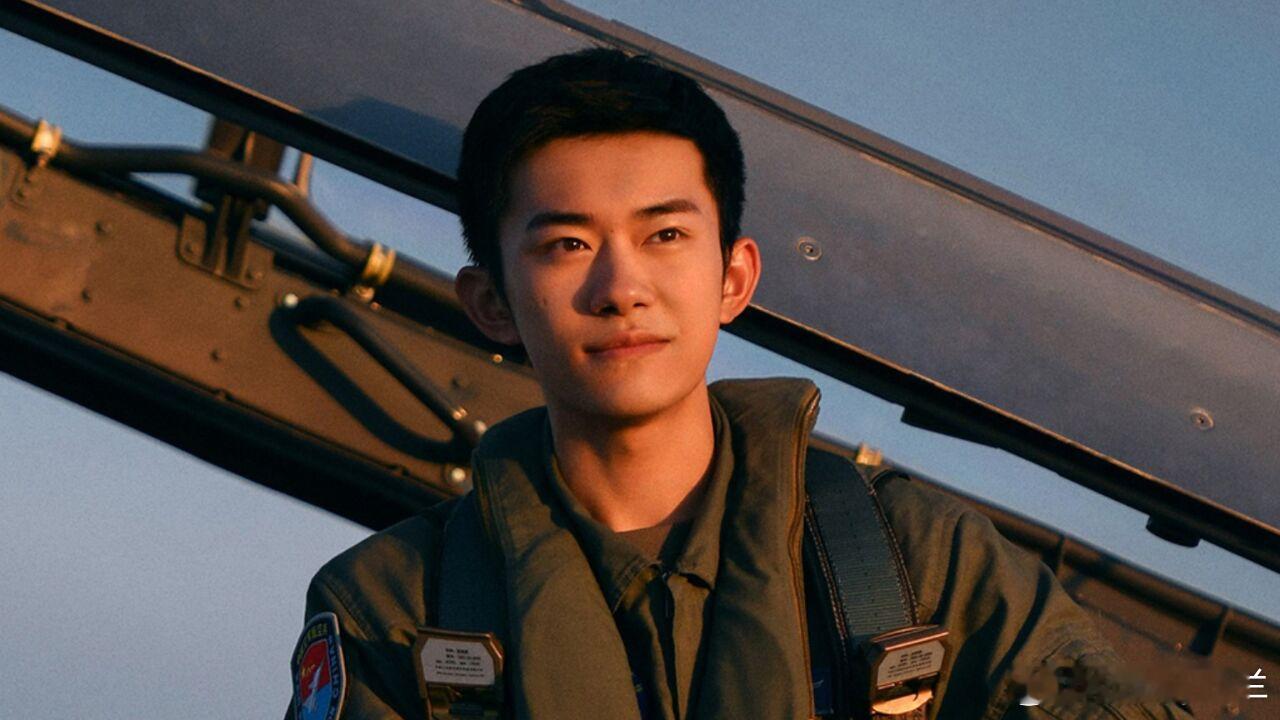 空军招飞首支主题歌曲《飞行少年团》正式上线，新一批飞行学员即将入列之际，官方邀请