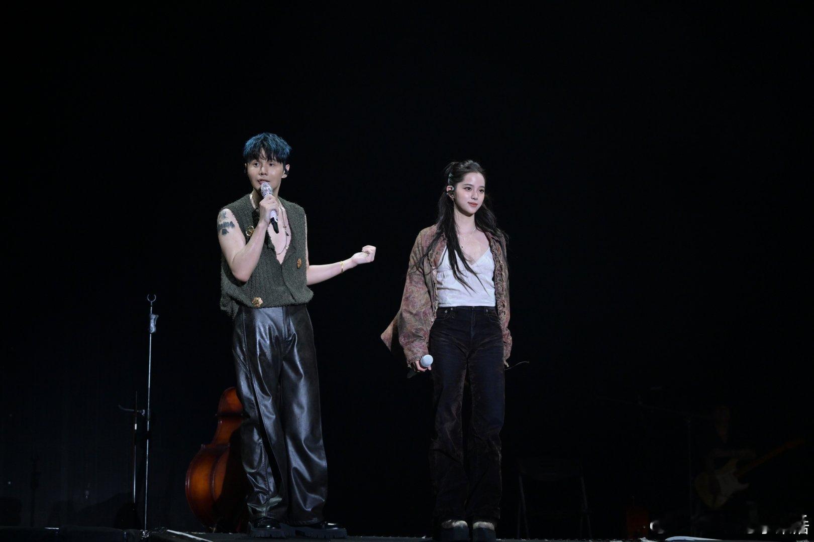 #高速运转机器进入李荣浩演唱会# 李荣浩的演唱会就是如此让人惊喜，特别是看到高速