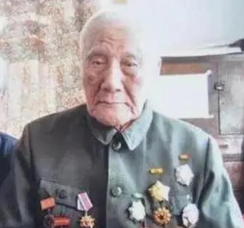 1941年9月，延安风沙如刀。毛主席通宵写稿，天微亮，揣二两半粮票去食堂。
打谷