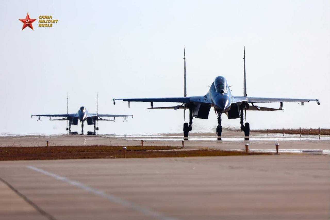 东部战区空军的歼-11战斗机正在进行飞行训练。