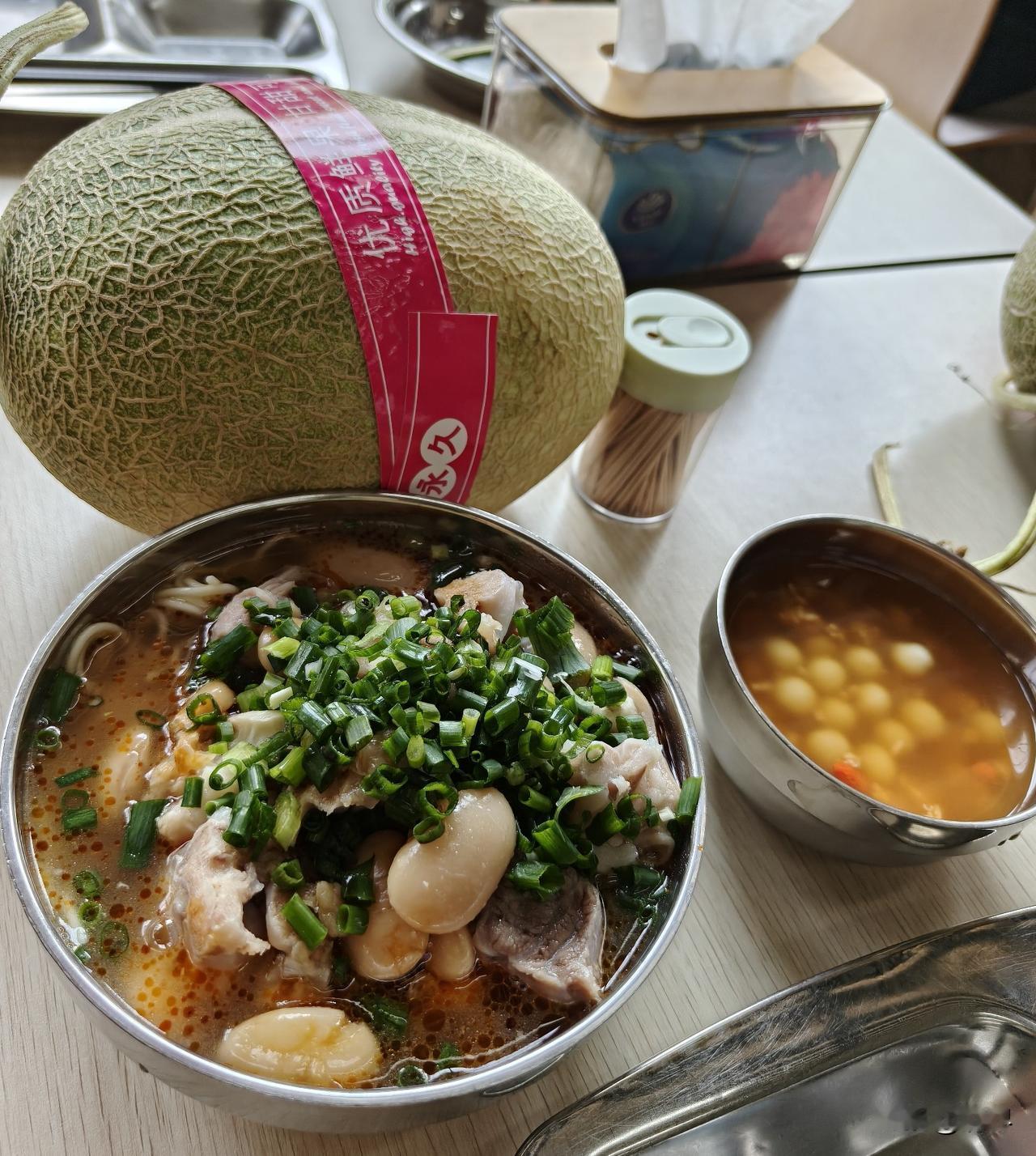 单位今日伙食，大家觉得怎么样？
今天的主食是大豆猪蹄面，水果是哈密瓜一整个，小吃