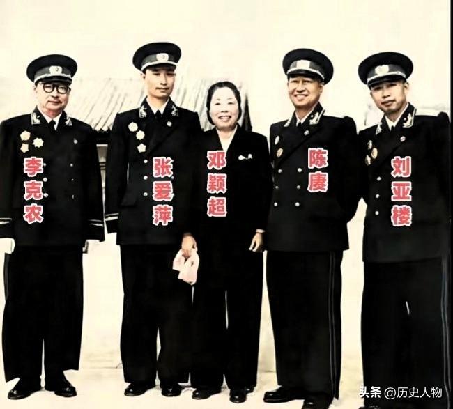 1955年国庆，恰逢全军首次授衔后的庆典，天安门城楼留下这张温暖珍贵旧照。邓颖超