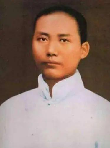 1910年毛主席改诗：春来我不先开口，哪个虫儿敢做声。

1910年秋天，17岁