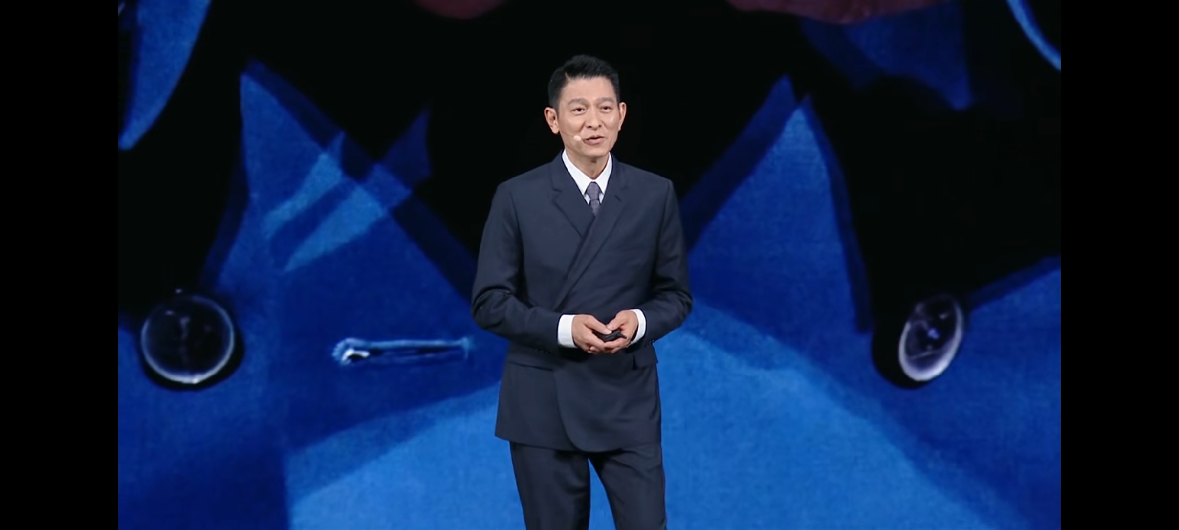 华为新三折叠及全场景新品发布会 刘德华来啦，依旧帅气，现场讲心灵鸡汤，“人生的开