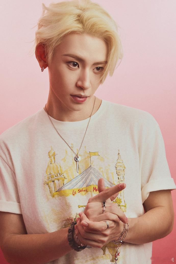 #小鬼金发出发图送达##小鬼金发回归#小鬼的工作室送达的出发图中，金发的他光彩照