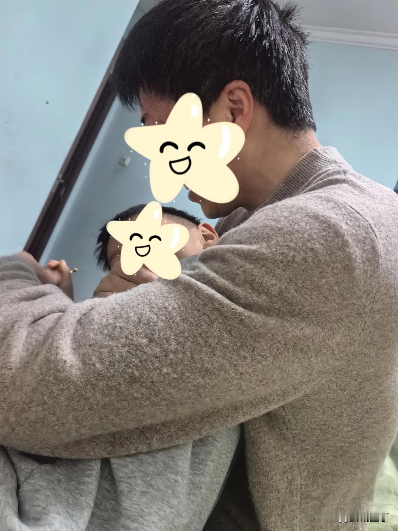 忙了一天，一到家就躺到床上，抬高腿缓一缓肿胀。

过了一会儿，小宝和爸爸回来了，