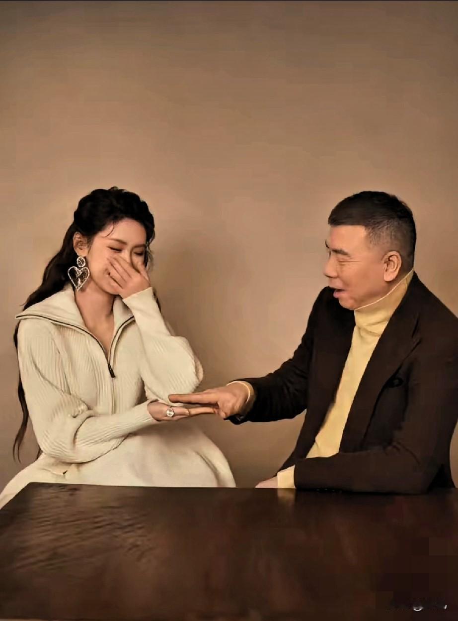 冯小刚和养女徐朵这事冲上热搜，

越扒越觉得这份亲情太戳人。

徐朵两岁被领养，