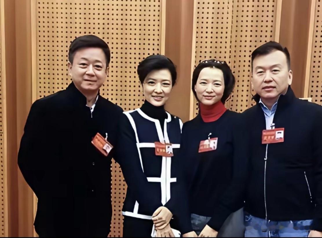 这四位央视老主持人私下关系一直特别铁，同框时总是站得格外近，透着一股知根知底的熟