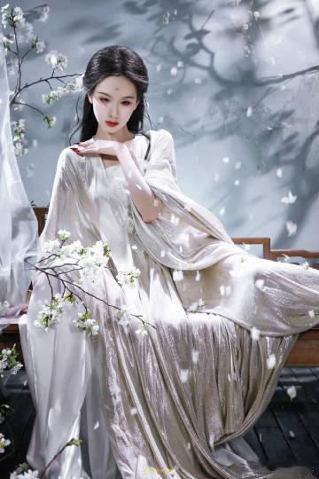 陈都灵雾妄言狐妖大片 谁能抗拒这种带点异域感的中式狐妖呢？陈都灵的妆容干净又高级