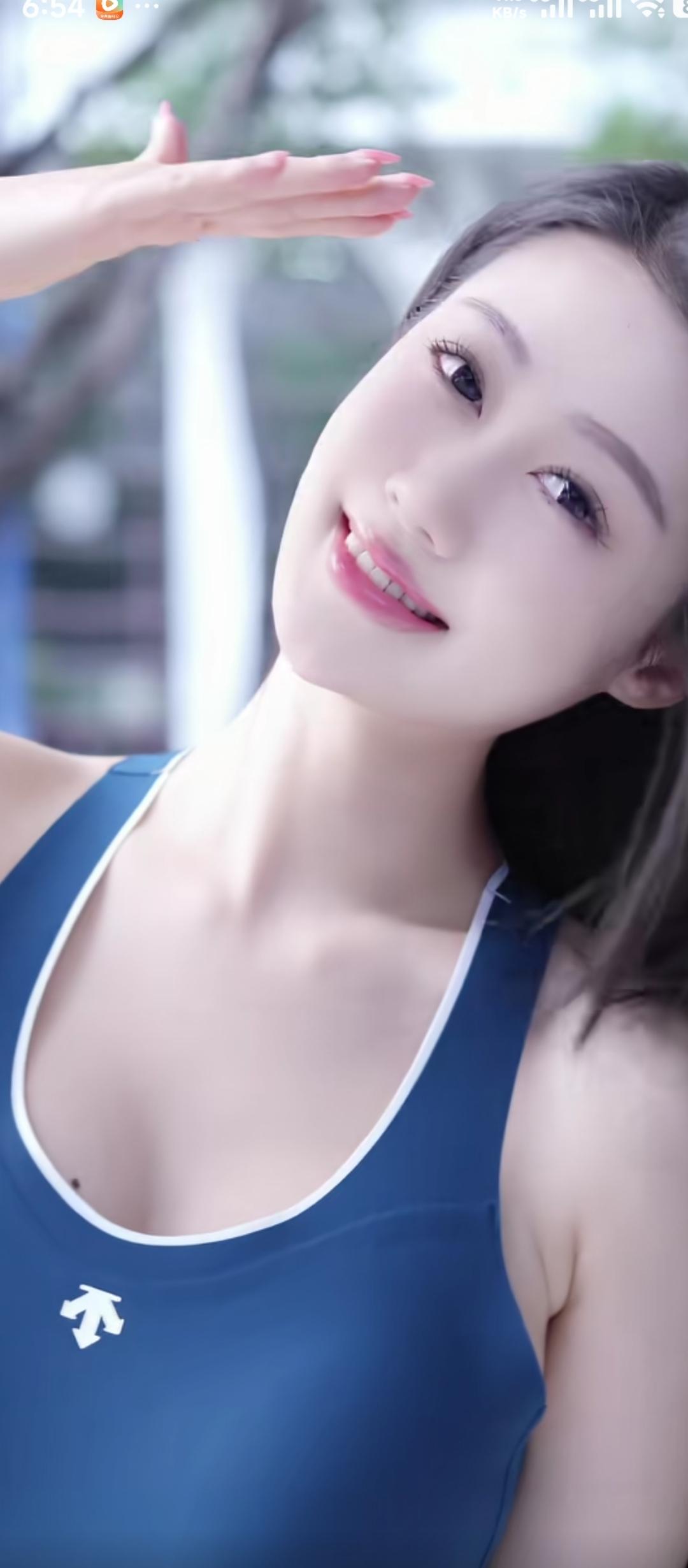 夏日运动少女，活力满满的一天！🌞💪