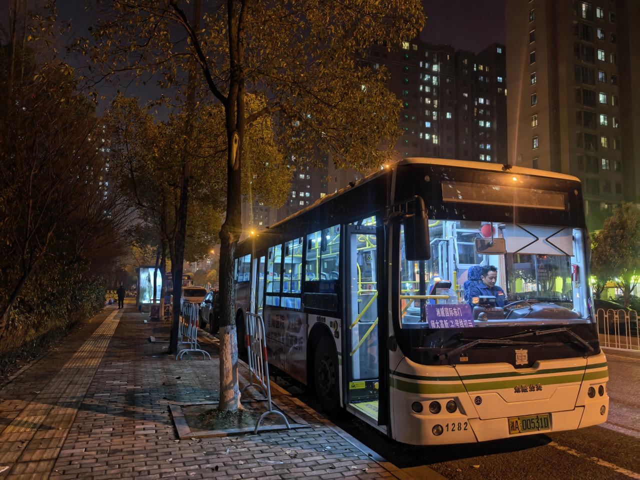 长沙湘江新区校园定制公交全覆盖 专属护航学子平安上下学
 
湖南湘江新区常态化运