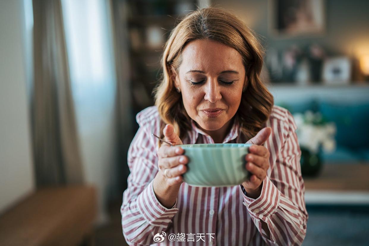 骨头汤与鸡汤哪个更好 骨头汤与鸡汤都能支持肠道健康，但营养专家指出，两者的差异比