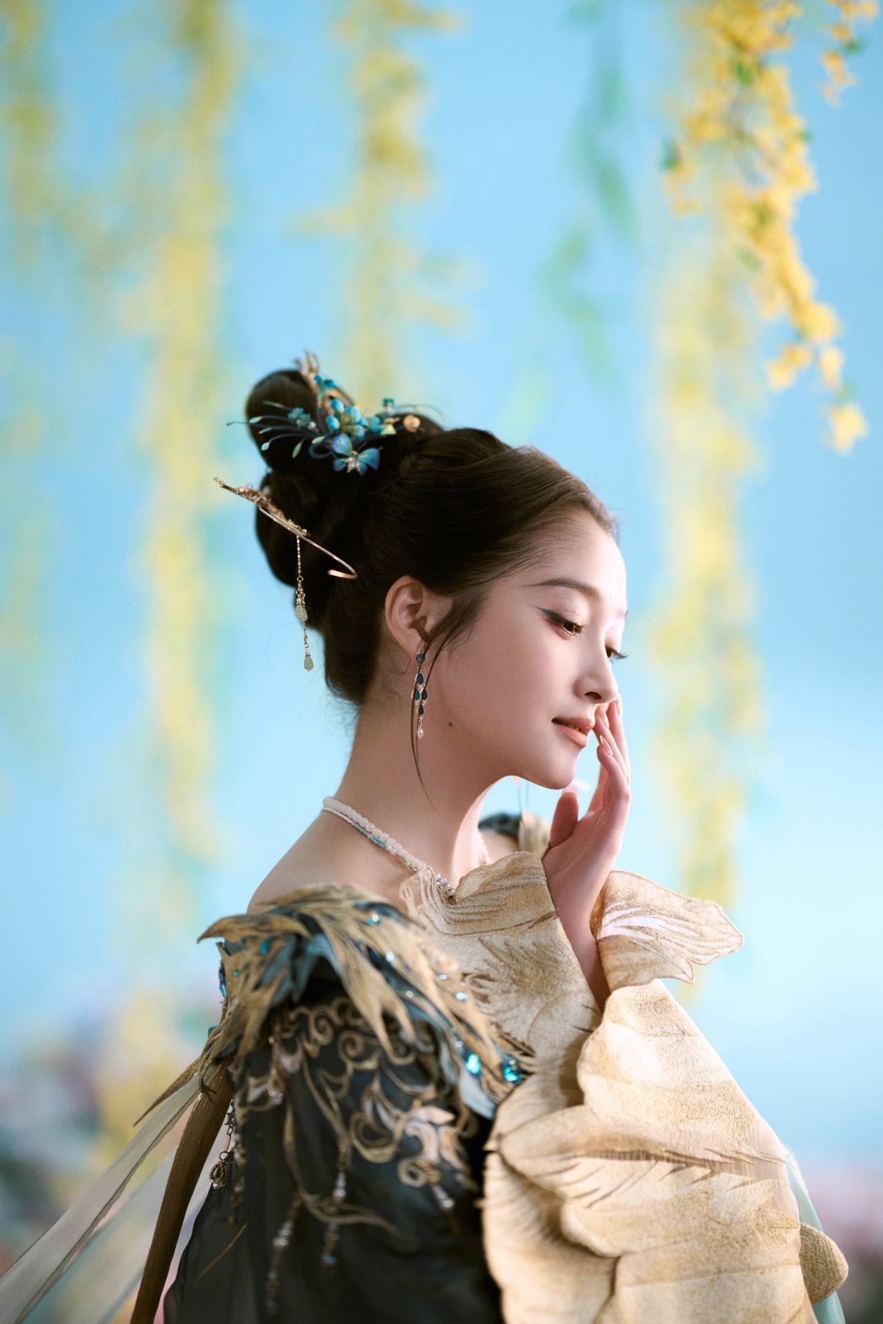 关晓彤青绿国风扮相 关晓彤这身国风扮相我反复看了好几遍！河南春晚的蓝金纱裙流光溢