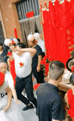 婚闹哪是闹喜？明明是借喜事耍流氓！

刷到江西那场婚礼真给我看吐了——
一群人把