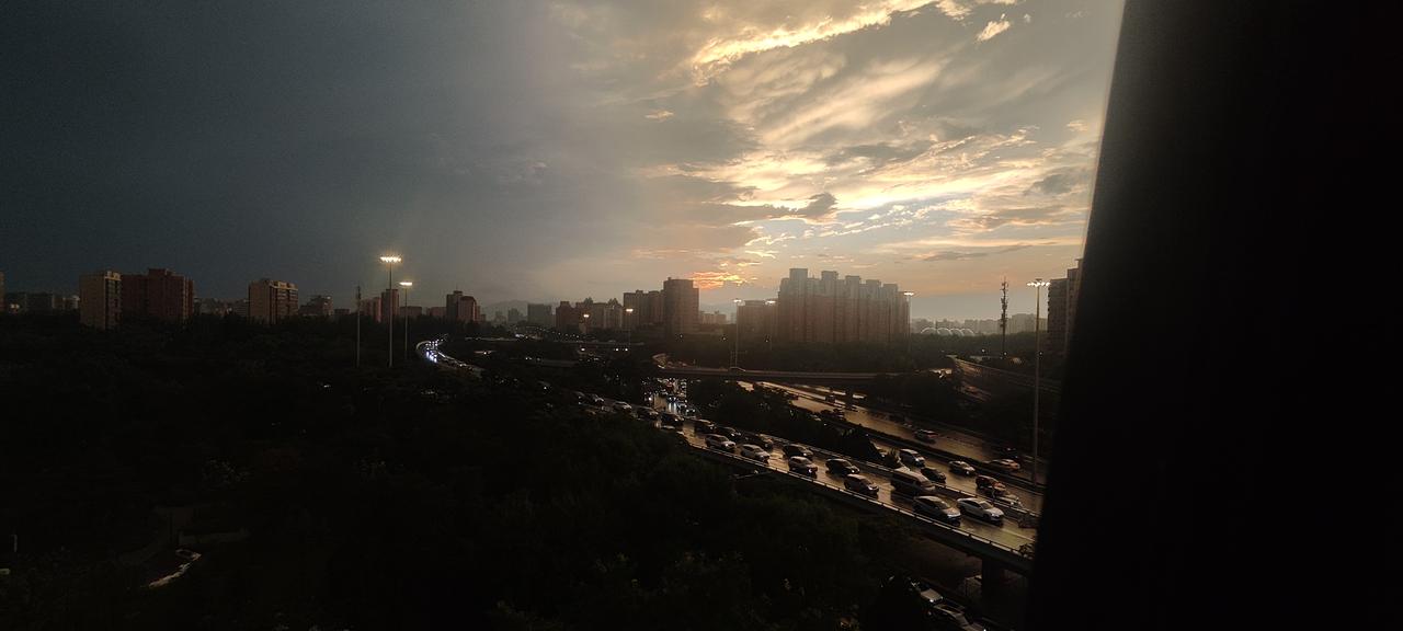 8月7日傍晚时分，北京天空橘红色晚霞
