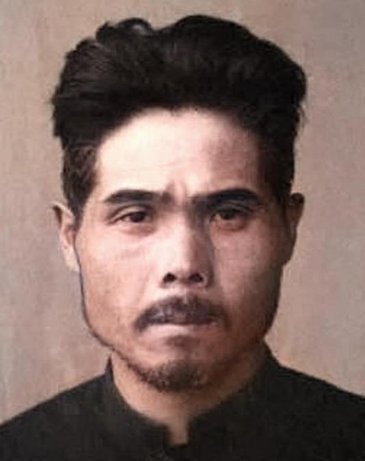 1943年松井曹长用木棒"威胁"孕妇，见孕妇痛苦惨叫，大谷上等兵说："短了，还是