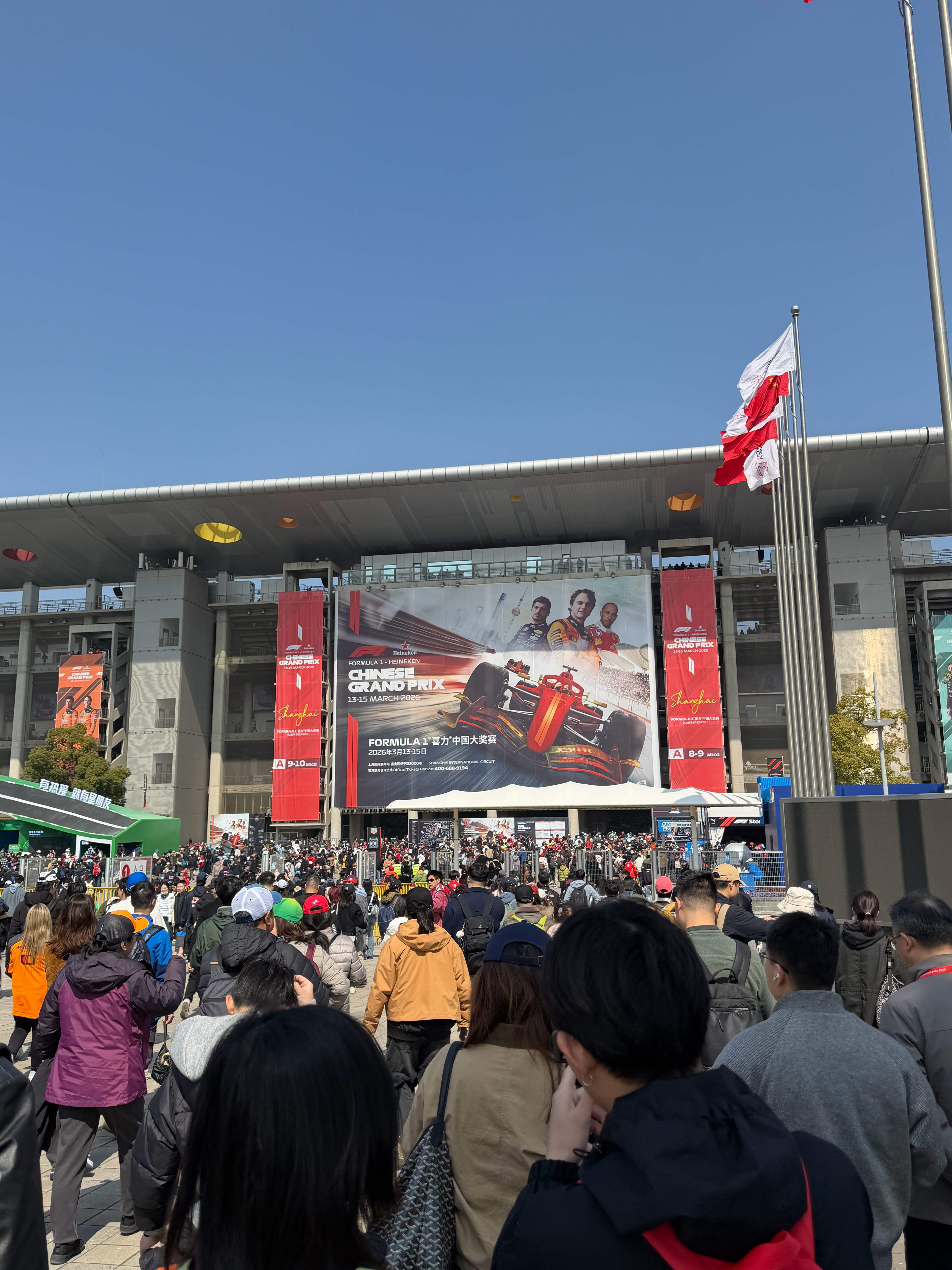 上汽奥迪挺有意思的。在检票口把自己的E5 sportback放出来让大家参观洋人