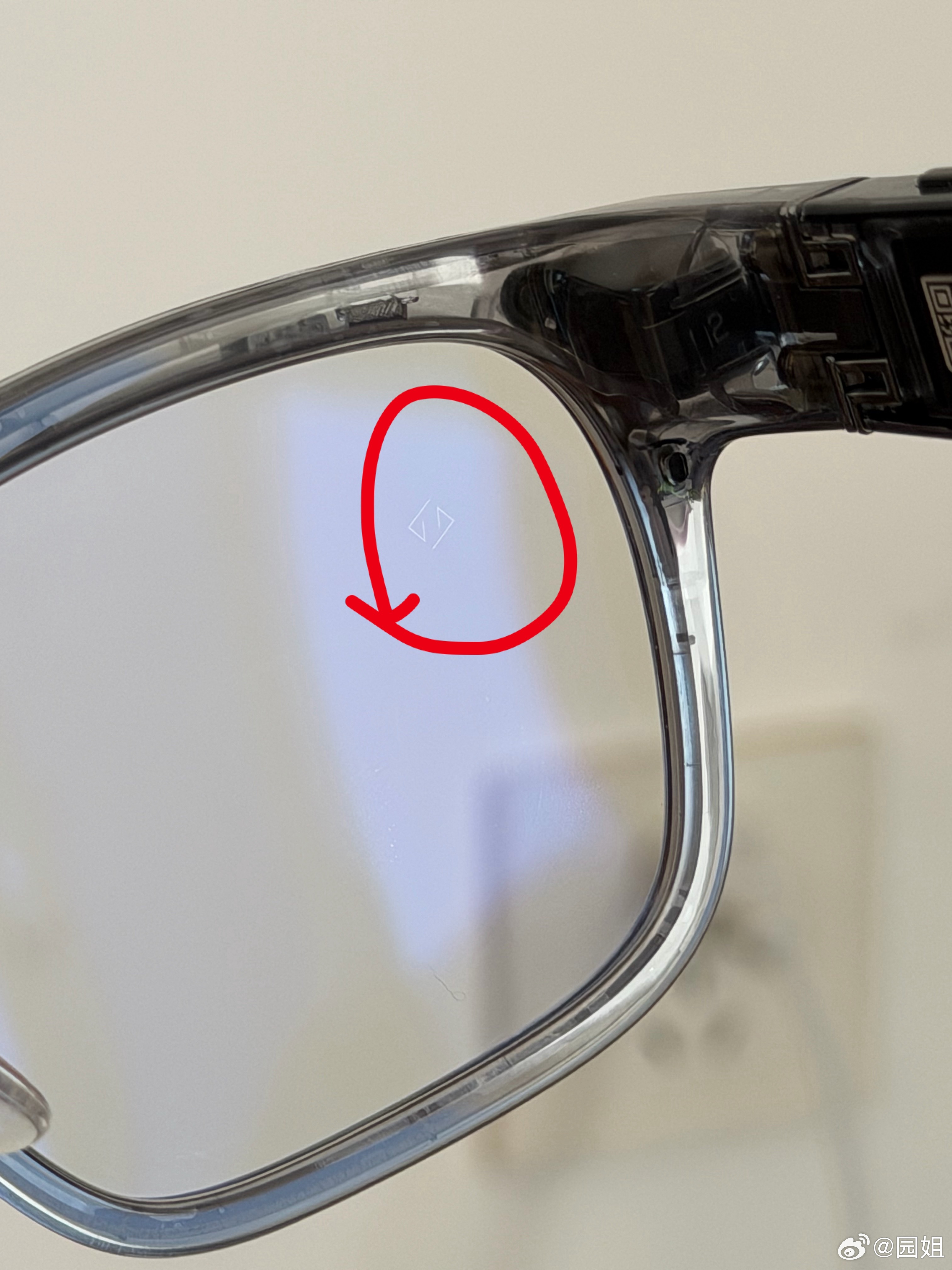 理想AI智能眼镜的镜片都是蔡司定制的，还有专属的蔡司防伪标识，舒服