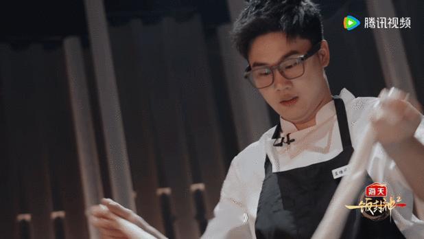 中国三代厨师八大菜系同台较量 被选手海报气场震慑住，一众大厨同台亮相气势十足，看