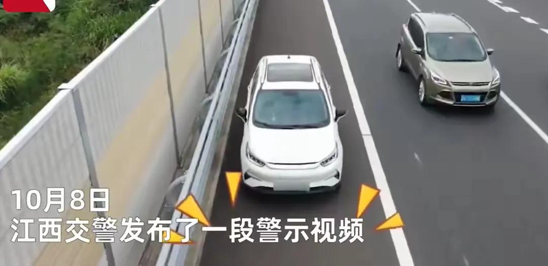 10月8日，江西交警发布的警示视频令人瞠目结舌。高速应急车道上，一辆新能源汽车静