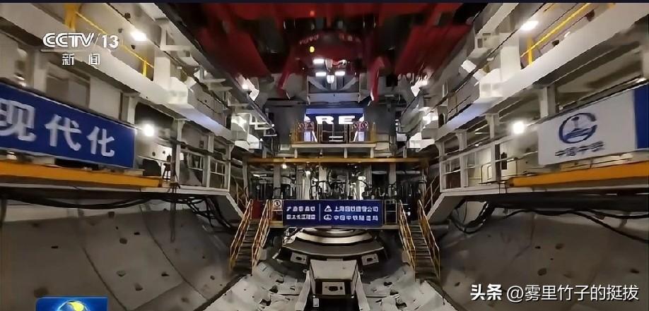 中国将在长江水下开高铁！
高铁怎样穿越长江天堑？世界最大直径盾构机于长江水下89