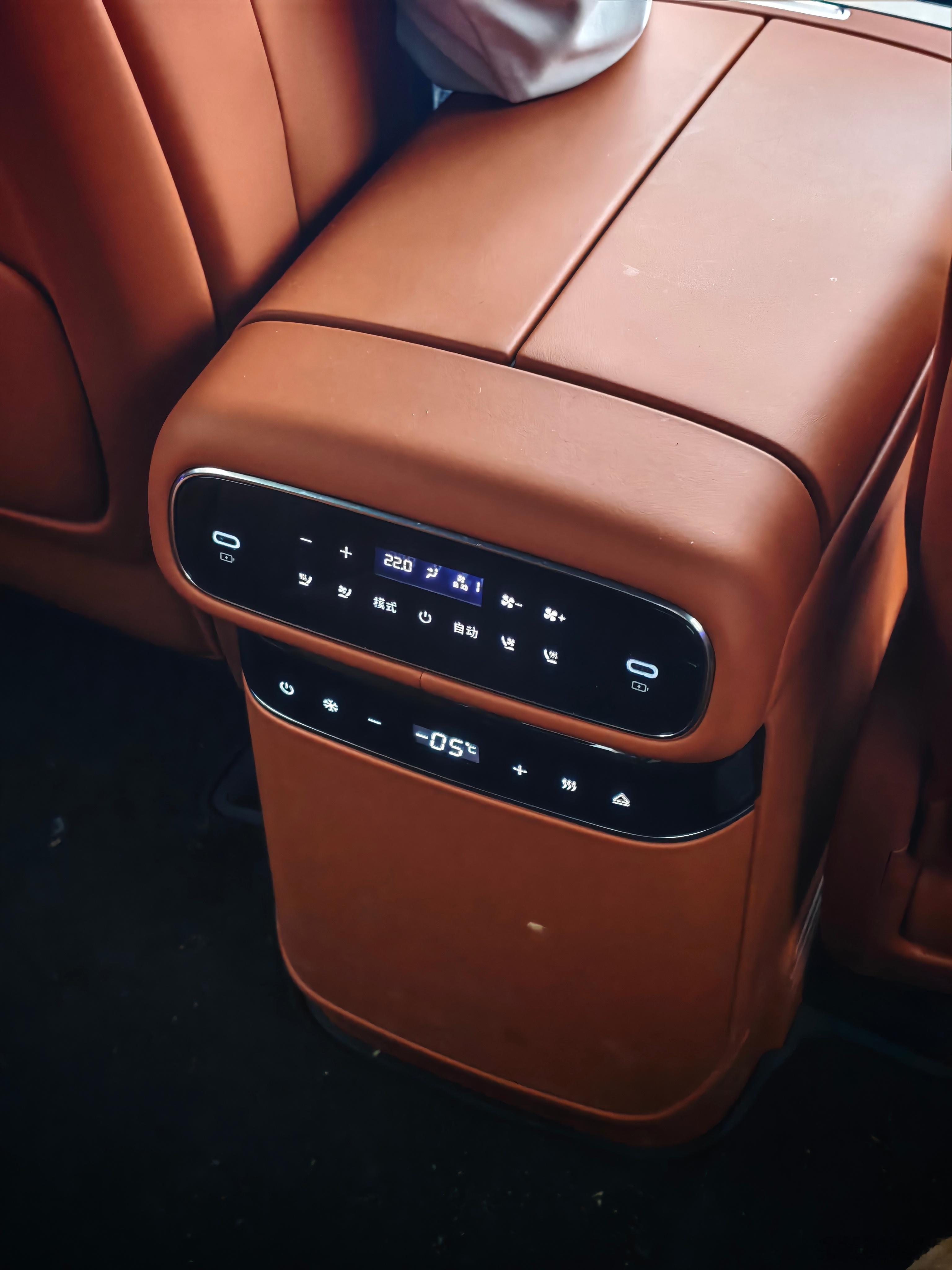 银河M9比我想象中好太多了。这台车卖得很好。我了解了一下经销商的销售情况:一个月