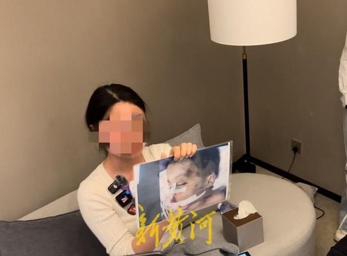 4月21日，3岁男童黄某澈被生父女友赵某虐待致死案在上海市第一中级人民法院一审公