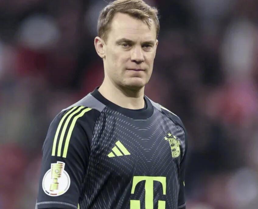 拜仁官方宣布，球队门将诺伊尔左小腿肌肉轻微撕裂，暂时无法出战。拜仁官方公告如下在