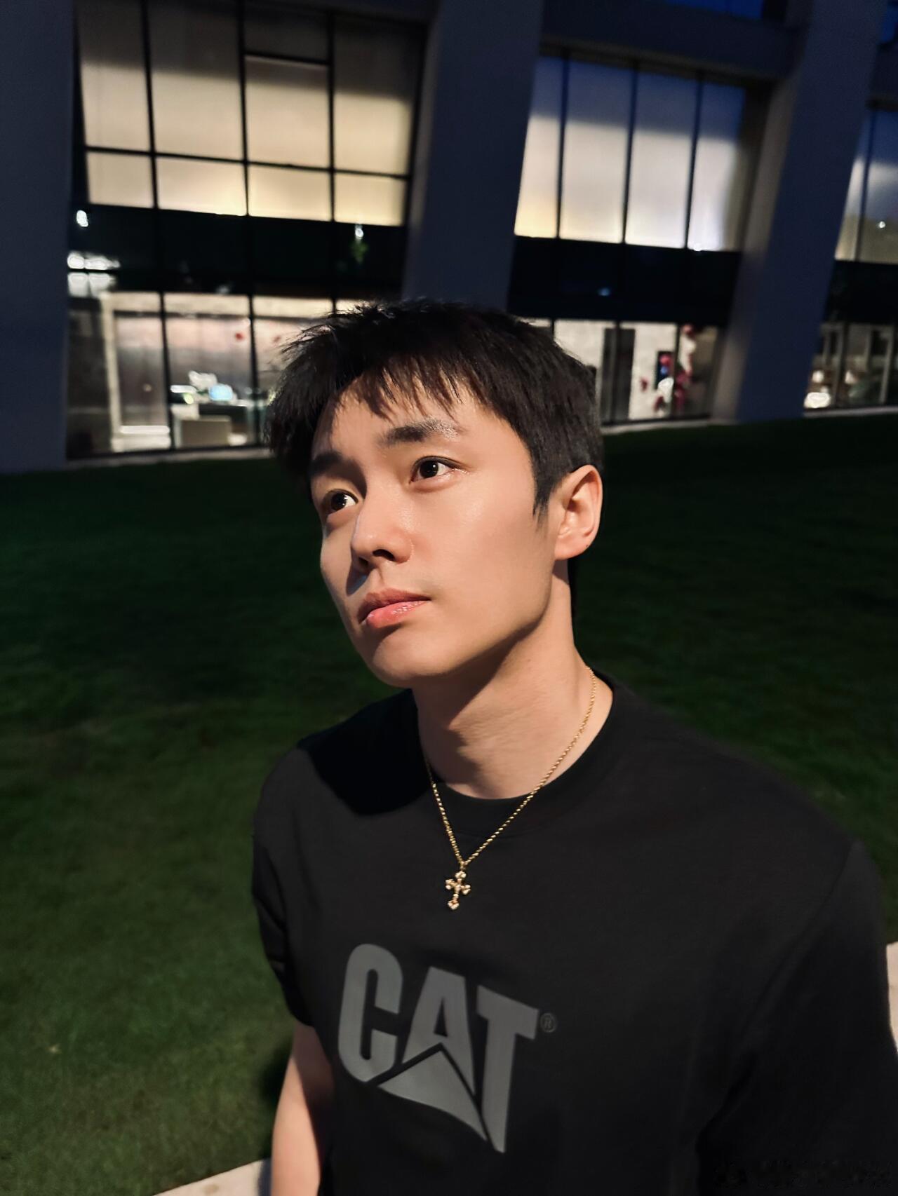 经典简约短袖T恤。REPOWERED 老爹鞋赋能简约LOOK，每一步，都充满凉意