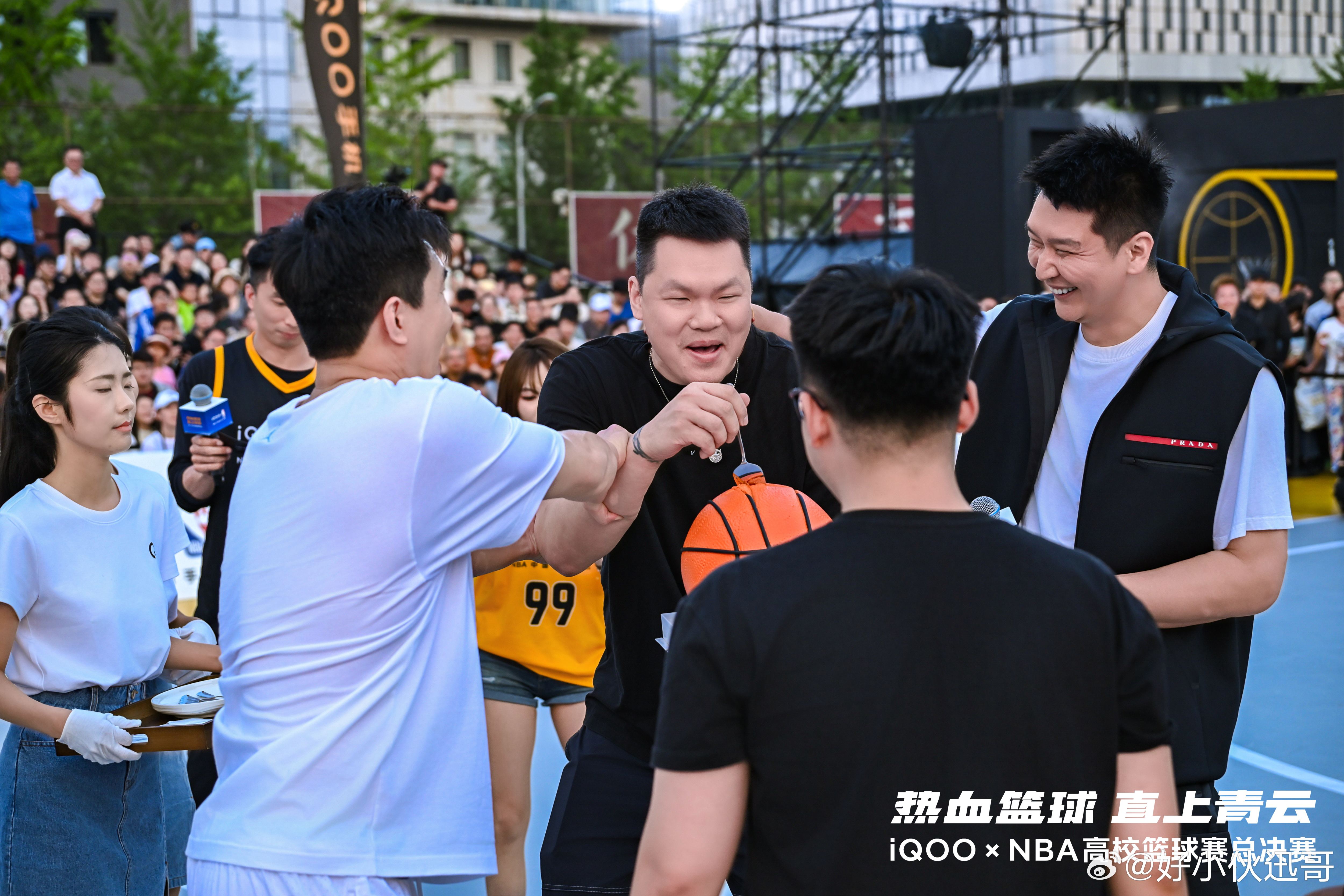 iQOOxNBA高校篮球赛朱芳雨真的兑现承诺吃篮球蛋糕了！趣味赛之后，工作人员端